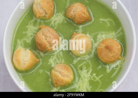 zuppa di ortica verde con puff di piselli in ciotola closeup selettivo messa a fuoco Foto Stock