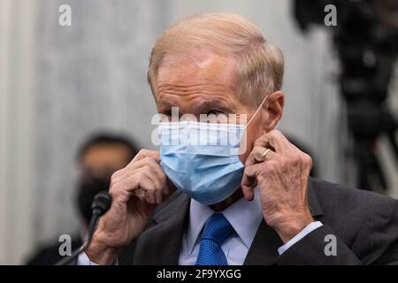 NASA Amministratore nominato ex senatore statunitense Bill Nelson (democratico della Florida), regola la sua maschera all'inizio di un Senato Commercio, Scienza, e Trasporti Comitato nomina audizione su Capitol Hill, a Washington, Mercoledì, 21 aprile, 2021Credit: Graeme Jennings / Pool via CNP | utilizzo in tutto il mondo Foto Stock