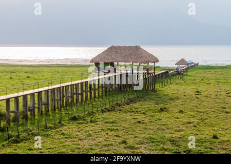 Pier in legno con capanne al lago di Yojoa, Honduras Foto Stock