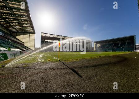 21 aprile 2021; Easter Road, Edimburgo, Scozia; Scottish Premiership Football, Hibernian contro Livingston; pasquale strada pitch con gli sprinkler on prima del calcio d'inizio Foto Stock