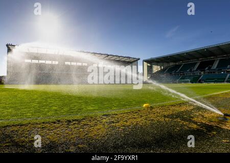 21 aprile 2021; Easter Road, Edimburgo, Scozia; Scottish Premiership Football, Hibernian contro Livingston; pasquale strada pitch con gli sprinkler on prima del calcio d'inizio Foto Stock