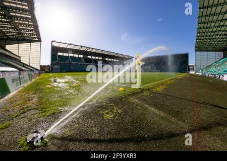 21 aprile 2021; Easter Road, Edimburgo, Scozia; Scottish Premiership Football, Hibernian contro Livingston; pasquale strada pitch con gli sprinkler on prima del calcio d'inizio Foto Stock