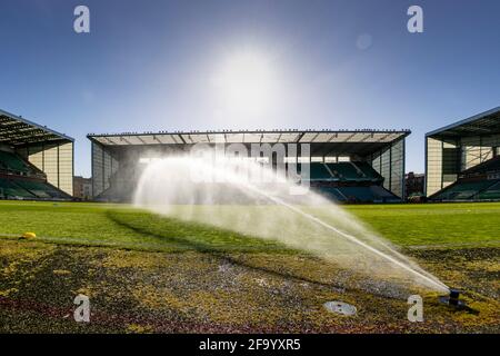 21 aprile 2021; Easter Road, Edimburgo, Scozia; Scottish Premiership Football, Hibernian contro Livingston; pasquale strada pitch con gli sprinkler on prima del calcio d'inizio Foto Stock