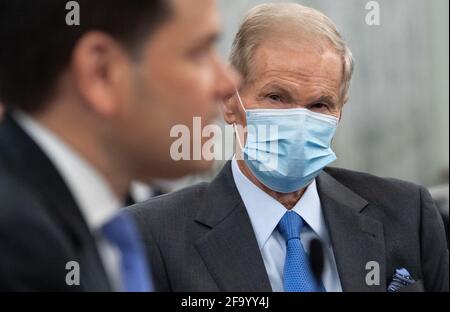 Il senatore AMERICANO Marco Rubio (L), repubblicano della Florida, presenta l'ex senatore statunitense Bill Nelson, nominato amministratore della NASA, prima di testimoniare durante un'audizione di conferma del Comitato del Senato per il commercio, la scienza e i trasporti su Capitol Hill a Washington, DC, il 21 aprile 2021. Foto di Saul Loeb/piscina/ABACAPRESS.COM Foto Stock