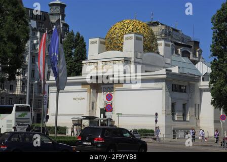 Scena di strada con il classico edificio della Secessione Art Nouveau, Vienna, Austria Foto Stock