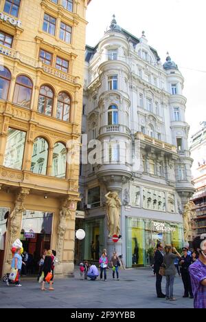 Scena di strada con gli amanti dello shopping di fronte ai bei negozi in stile Art Nouveau nel centro di Vienna, Austria Foto Stock