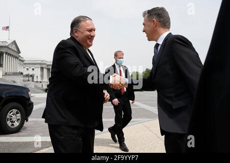 L'ex Segretario di Stato degli Stati Uniti Mike Pompeo (L) scuote le mani con il congressista Jim Banks (R-IN) quando arriva per introdurre il Maximum Pressure Act contro l'Iran su Capitol Hill a Washington il 21 aprile 2021. Foto di Yuri Grippas/ABACAPRESS.COM Foto Stock