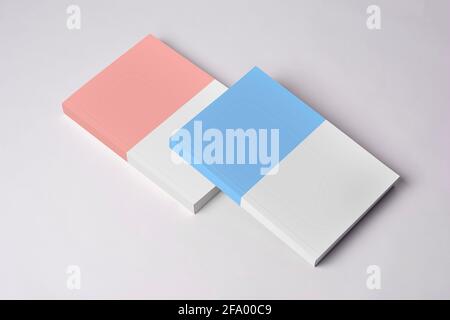 Due romanzi chiusi con copertina vuota sul tavolo, serie mock-up PSD modificabile con template di oggetti intelligenti pronti per il tuo design, libri copertine sel Foto Stock