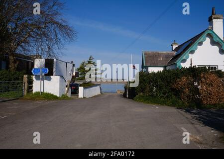 Un incrocio condiviso con la National Cycle Route 8 e la Wales Coast Path vicino a Caernarfon con vista sullo stretto di Menai Foto Stock