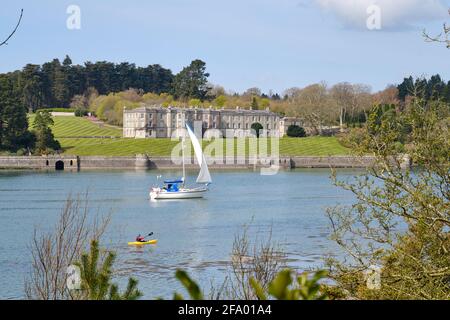 Guardando attraverso lo stretto di Menai fino alla casa di campagna di Plas Newydd su uno yacht e kayak Foto Stock