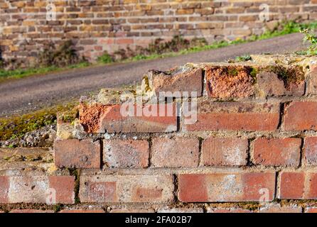 Regno Unito, Inghilterra, Londra, Southall, Old Crumbling Brick Wall all'ingresso del molo di Adelaide sul Canal Grand Union Foto Stock