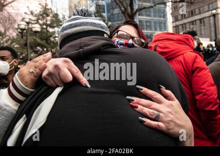 Minneapolis, Stati Uniti. 20 Apr 2021. La fidanzata di George Floyd, Courtney Ross è confortata durante una conferenza stampa dopo il verdetto Derek Chauvin Trial fuori del tribunale della contea di Hennepin il 20 aprile 2021 a Minneapolis, Minnesota. Foto: Chris Tuite/imageSPACE/Sipa USA Credit: Sipa USA/Alamy Live News Foto Stock