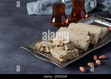 Cerimonia del tè con halva su sfondo grigio scuro con spazio copia. Foto Stock