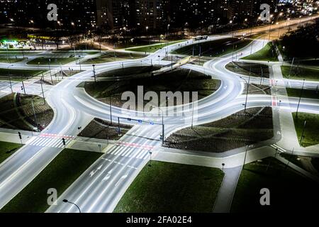 Arial vista dall'alto dei moderni mezzi di trasporto con Expressway, strada e rotonda, traffico stradale, incrocio multilivello autostrada-Vista dall'alto in asia. Inf. Importante Foto Stock