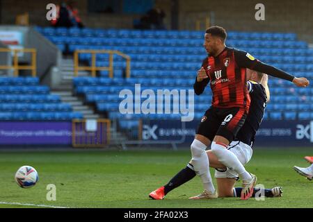 Londra, Regno Unito. 21 Apr 2021. Arnaut Danjuma di Bournemouth spara e segna il suo 2° goal squadre. EFL Skybet Championship, Millwall contro AFC Bournemouth al Den di Londra mercoledì 21 aprile 2021. Questa immagine può essere utilizzata solo per scopi editoriali. Solo per uso editoriale, è richiesta una licenza per uso commerciale. Nessun utilizzo nelle scommesse, nei giochi o nelle pubblicazioni di un singolo club/campionato/giocatore. pic by Steffan Bowen/Andrew Orchard sports photography/Alamy Live news Credit: Andrew Orchard sports photography/Alamy Live News Foto Stock