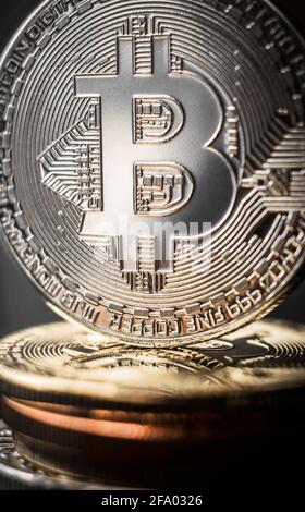 Pila di bitcoin d'argento e d'oro con moneta d'oro in piedi sulla parte superiore. Stack di criptovaluta, concetto aziendale Foto Stock