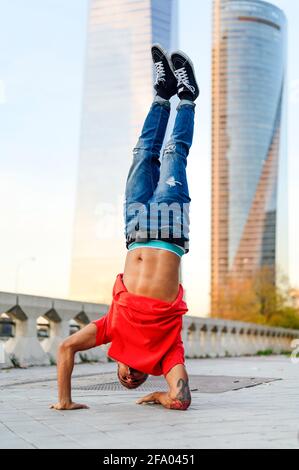 Breakdancer che esegue i trucchi Foto Stock