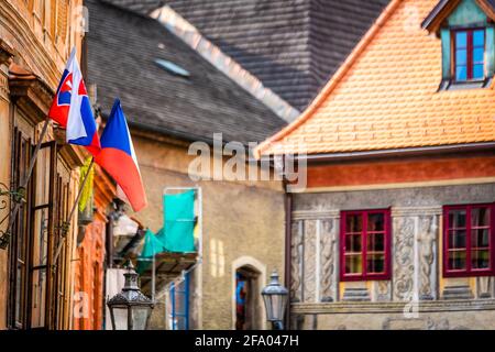 Vista laterale dell'architettura del vecchio edificio con bandiere ceche nathional A Cesky Krumlov Foto Stock