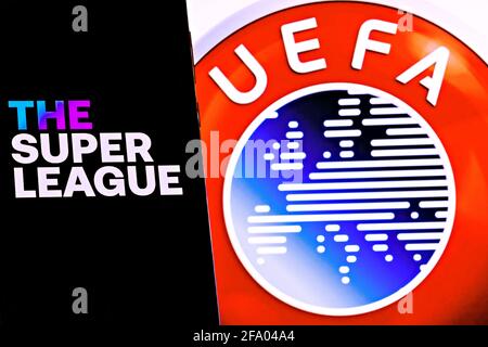 Foto editoriale sul tema Super League vs UEFA. Foto con messa a fuoco selettiva. Foto illustrativa per notizie sul confronto tra Super League e UEFA Foto Stock