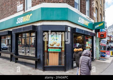 Una filiale del fast food Subway su Grays Inn Road, King's Cross, Londra, Regno Unito Foto Stock