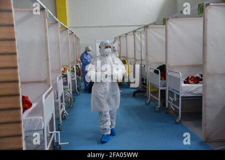 Tunisi, Tunisia. 21 Apr 2021. TUNISI, TUNISIA - Aprile 21: I medici sono visti come controllano i pazienti infettati con il nuovo tipo di coronavirus (COVID-19), presso l'ospedale di campo a Menzah distretto di Tunisi, Tunisia il 21 aprile 2021. La comlpex sportiva è stata convertita in un ospedale da campo per l'uso nel trattamento di casi COVID-19 in aumento. In Tunisia, 93 persone sono morte, mentre 2,169 persone hanno contratto COVID-19, spingendo il pedaggio a 9,918 e 289,230 rispettivamente. I recuperi totali hanno raggiunto 239,104 con 2,511 aggiunte. (Foto di Jdidi wassim/SOPA Images/Sipa USA) Credit: Sipa USA/Alamy Live News Foto Stock