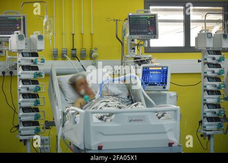 Tunisi, Tunisia. 21 Apr 2021. Un paziente visto su un letto ospedaliero presso l'ospedale di campo nel distretto di Menzah, un complesso sportivo che è stato convertito per il trattamento dei crescenti casi COVID-19. In Tunisia, 93 persone sono morte, mentre 2,169 persone hanno contratto COVID-19, spingendo il pedaggio a 9,918 e 289,230 rispettivamente. I recuperi totali hanno raggiunto 239,104 con 2,511 aggiunte. (Foto di Jdidi wassim/SOPA Images/Sipa USA) Credit: Sipa USA/Alamy Live News Foto Stock