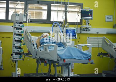 Tunisi, Tunisia. 21 Apr 2021. Un paziente visto su un letto ospedaliero presso l'ospedale di campo nel distretto di Menzah, un complesso sportivo che è stato convertito per il trattamento dei crescenti casi COVID-19. In Tunisia, 93 persone sono morte, mentre 2,169 persone hanno contratto COVID-19, spingendo il pedaggio a 9,918 e 289,230 rispettivamente. I recuperi totali hanno raggiunto 239,104 con 2,511 aggiunte. Credit: SOPA Images Limited/Alamy Live News Foto Stock