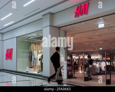 Mosca, Russia. 21 Apr 2021. Un uomo ha visto entrare nel negozio di H&M nel centro commerciale. Credit: Alessandro Sayganov/SOPA Images/ZUMA Wire/Alamy Live News Foto Stock