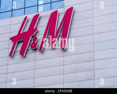 Mosca, Russia. 21 Apr 2021. Il logo H&M visto sulla façade del centro commerciale di Mosca. Credit: Alessandro Sayganov/SOPA Images/ZUMA Wire/Alamy Live News Foto Stock