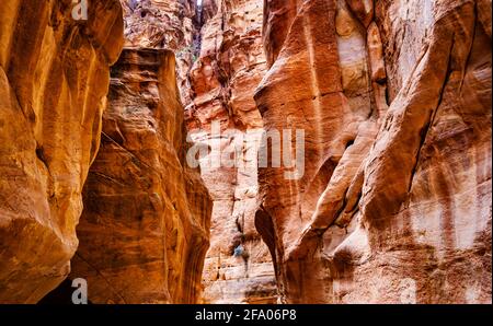 Canyon percorso stretto tra ripide rocce, Petra, Giordania Foto Stock