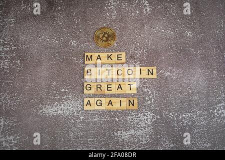 Rendere Bitcoin grande ancora, divertente segno sulla criptovaluta con blocchi di legno e BTC moneta su sfondo grigio Foto Stock