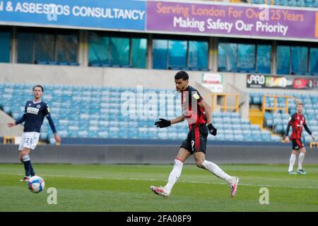 Londra, Regno Unito. 21 Apr 2021. OBIETTIVO - Dominic Solanke dell'AFC Bournemouth ha slot in casa il 4° durante la partita EFL Sky Bet Championship tra Millwall e Bournemouth al Den, Londra, Inghilterra il 21 aprile 2021. Foto di Carlton Myrie. Solo per uso editoriale, è richiesta una licenza per uso commerciale. Nessun utilizzo nelle scommesse, nei giochi o nelle pubblicazioni di un singolo club/campionato/giocatore. Credit: UK Sports Pics Ltd/Alamy Live News Foto Stock