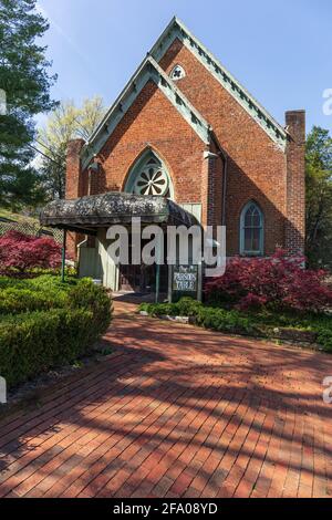 JONESBOROUGH, TN, USA-9 APRILE 2021: The Parson's Table, terminato nel 1874 come Chiesa cristiana Centrale, è ora una struttura speciale per eventi. Foto Stock