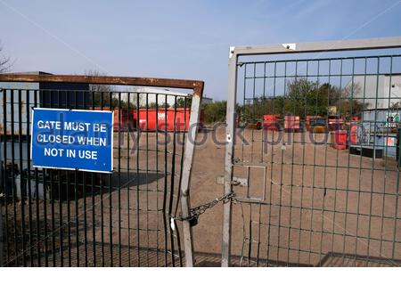 Cancelli chiusi su una piccola azienda industriale Foto Stock