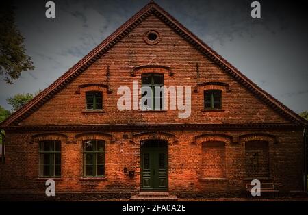 Casa di fronte in un villaggio Foto Stock