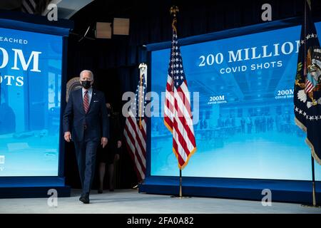 Washington, DC, Stati Uniti. 21 Apr 2021. Il presidente degli Stati Uniti Joe Biden cammina sul palco nell'Eisenhower Executive Office Building a Washington, DC, Stati Uniti, mercoledì 21 aprile 2021. Biden ha annunciato che gli Stati Uniti raggiungeranno il suo obiettivo giovedì di dare 200 milioni di vaccinazioni nei suoi primi 100 giorni in carica, mentre pivotando ad una nuova fase della campagna, esortando le aziende a rendere la vaccinazione il più accessibile possibile. Credit: Sarah Silbiger/Pool via CNP | Usage worldwide Credit: dpa/Alamy Live News Foto Stock