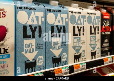 New York, Stati Uniti. 20 Apr 2021. Contenitori di Oatly! Marchiate il latte di avena in un refrigeratore a base di piante in un supermercato a New York martedì 20 aprile 2021. La società svedese Oatly Group AB ha presentato domanda per un'offerta pubblica iniziale. (Foto di Richard B. Levine) Credit: Sipa USA/Alamy Live News Foto Stock