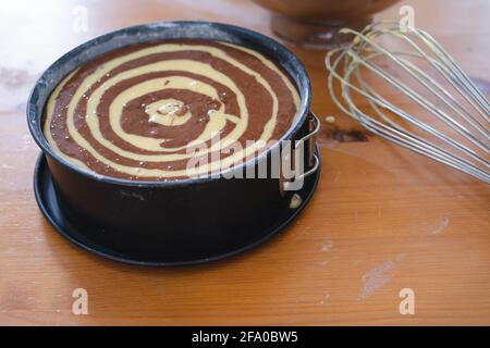 Pan di Spagna di marmo grezzo, pronto per essere cotto. Pasticceria. Foto Stock