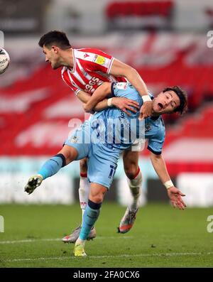 Il Callum o'Hare di Coventry City sembra essere stato trascinato da Danny Batth di Stoke City durante la partita del campionato Sky Bet allo stadio bet365, Stoke-on-Trent. Data immagine: Mercoledì 21 aprile 2021. Foto Stock