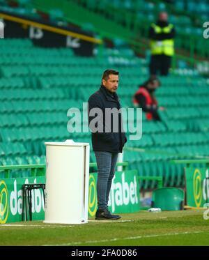 Celtic Park, Glasgow, Regno Unito. 21 Apr 2021. Scottish Womens Premier League, Celtic Versus Rangers; il manager delle donne celtiche Fran Alonso guarda dal touchline Credit: Action Plus Sports/Alamy Live News Foto Stock