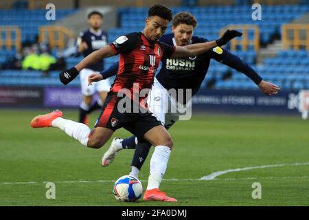 Londra, Regno Unito. 21 Apr 2021. Stanislas Junior di Bournemouth (L) in azione. EFL Skybet Championship, Millwall contro AFC Bournemouth al Den di Londra mercoledì 21 aprile 2021. Questa immagine può essere utilizzata solo per scopi editoriali. Solo per uso editoriale, è richiesta una licenza per uso commerciale. Nessun utilizzo nelle scommesse, nei giochi o nelle pubblicazioni di un singolo club/campionato/giocatore. pic by Steffan Bowen/Andrew Orchard sports photography/Alamy Live news Credit: Andrew Orchard sports photography/Alamy Live News Foto Stock