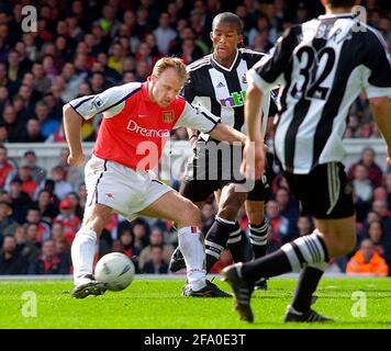 FA CUP QUARTO FINALE ARSENAL V NEWCASTLE 23/3/2002 DENNIS BERGKAMP CHIPS LA PALLA CHE HA COLPITO LA BARRA TRASVERSALE IMMAGINE DAVID ASHDOWN.FA TAZZA Foto Stock