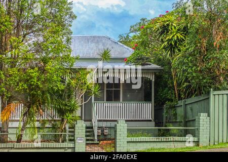 Casa australiana con tetto di stagno e verde tropicale intorno ad esso Foto Stock