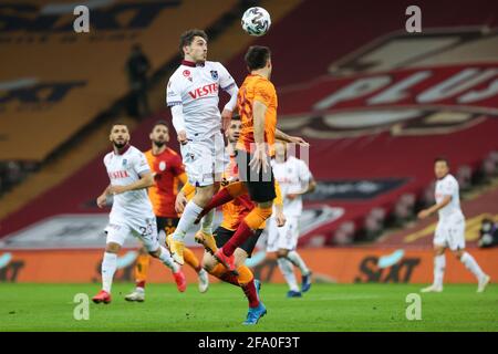 21-04-2021: Voetbal: Galatasaray SK v Trabzonspor: Istanboel ISTANBUL, TURCHIA - APRILE 21: Abdulkadir Omur di Trabzonspor e Marcelo Saracchi di Galat Foto Stock