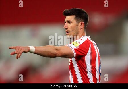 Stoke City's Danny Batth durante la partita del campionato Sky Bet allo stadio bet365, Stoke-on-Trent. Data immagine: Mercoledì 21 aprile 2021. Foto Stock