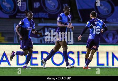 L'Uche Ikpeazu (centro) di Wycombe Wanderers celebra il suo primo gol della partita durante la partita del campionato Sky Bet allo stadio Adams Park, High Wycombe. Data immagine: Mercoledì 21 aprile 2021. Foto Stock