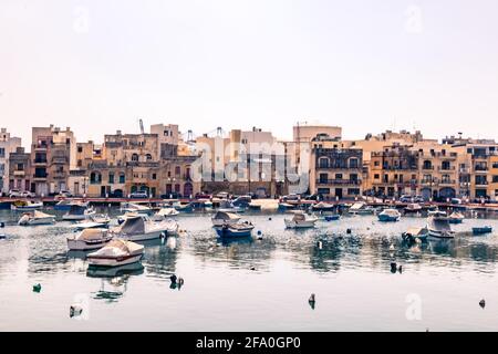 Barche di tutte le dimensioni nel porto di Birzebbuga, Malta Foto Stock