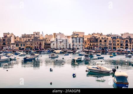 Barche di tutte le dimensioni nel porto di Birzebbuga, Malta Foto Stock