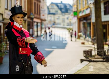 Bad Kreuznach, Germania. 21 Apr 2021. Un negozio di cappelli pubblicizza per i clienti nella zona pedonale con un manichino. Credit: Andreas Arnold/dpa/Alamy Live News Foto Stock