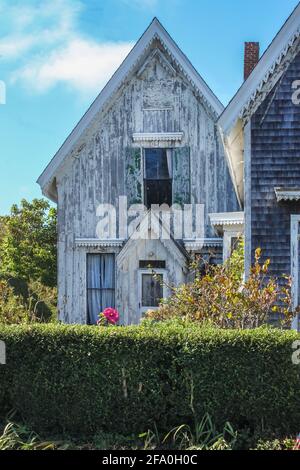 Affascinante vecchio tempo usato cottage in legno con vittoriano Bric-a-brac on Cape Cod Foto Stock